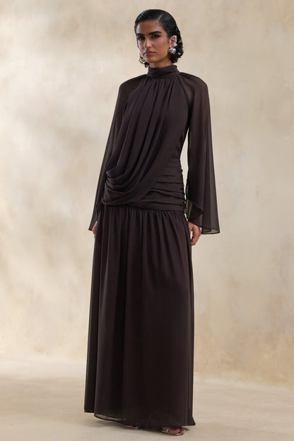 Narella | Vestido Largo De Gasa Marrón Con Escote Alto Y Detalle Drapeado
