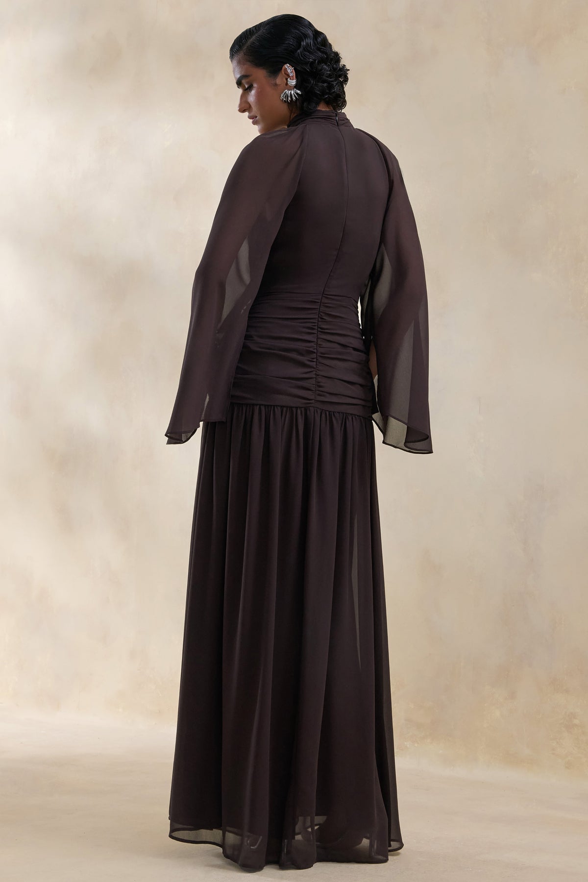 Narella | Vestido Largo De Gasa Marrón Con Escote Alto Y Detalle Drapeado