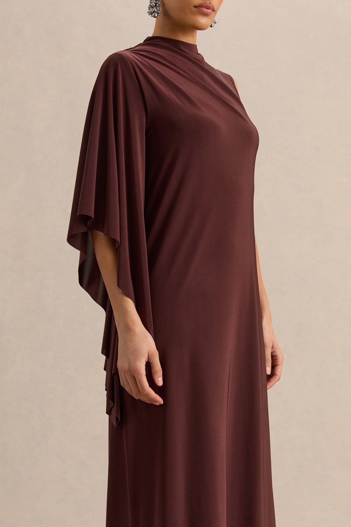 Marosia | Vestido Largo Marrón De Cuello Alto Con Manga Capa