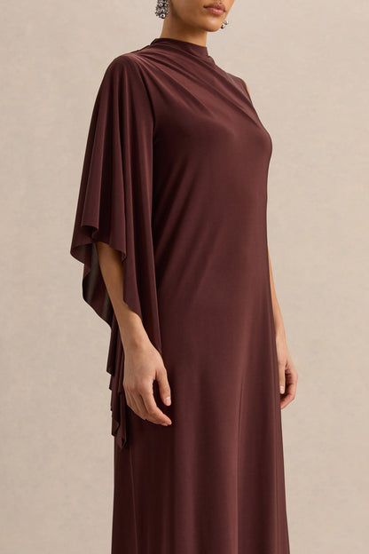 Marosia | Vestido Largo Marrón De Cuello Alto Con Manga Capa