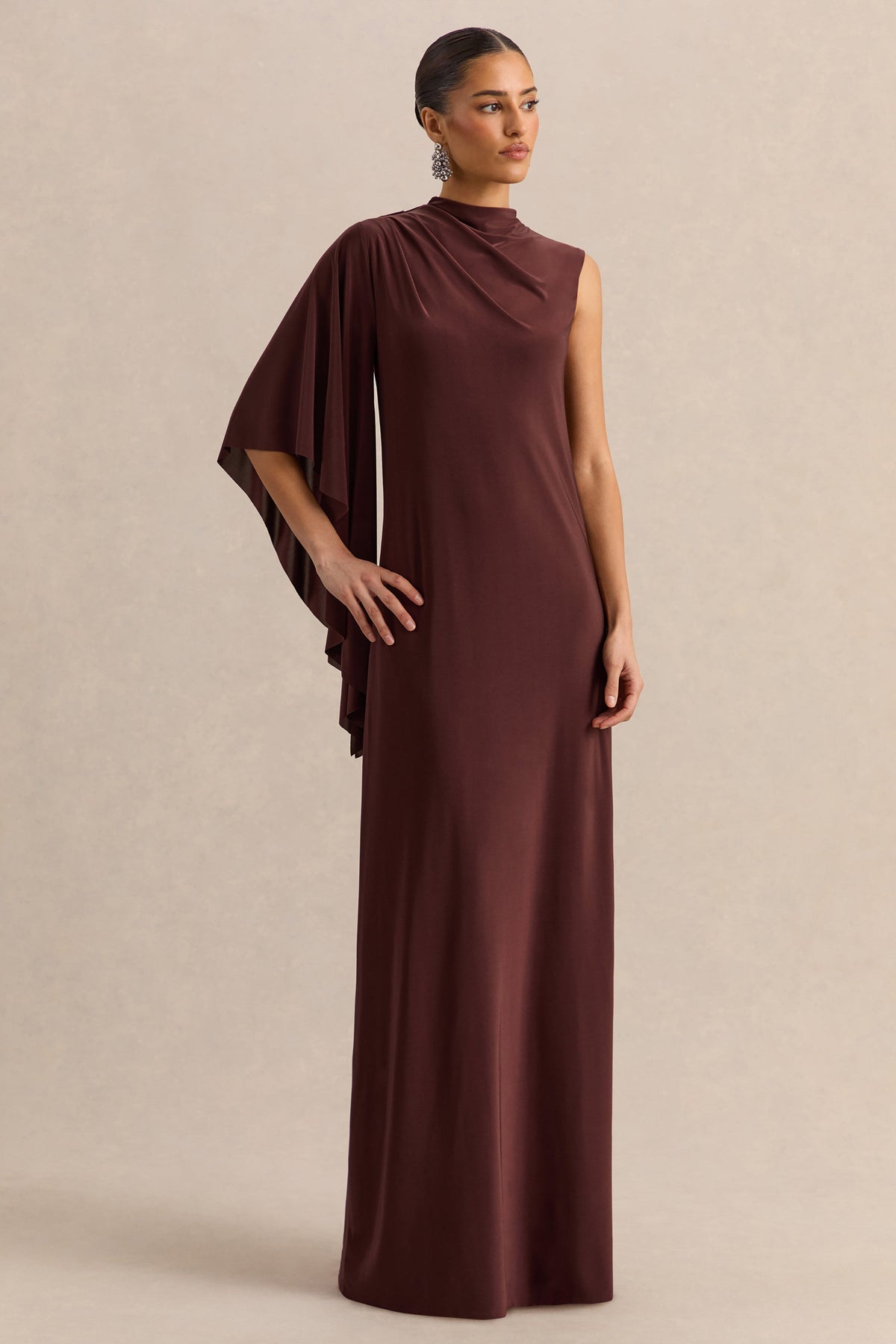 Marosia | Vestido Largo Marrón De Cuello Alto Con Manga Capa