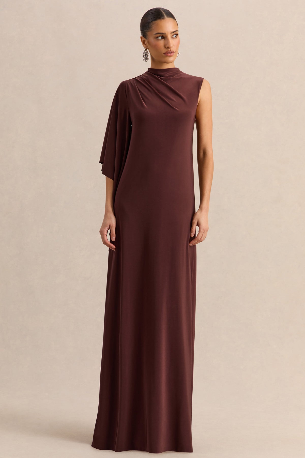 Marosia | Vestido Largo Marrón De Cuello Alto Con Manga Capa