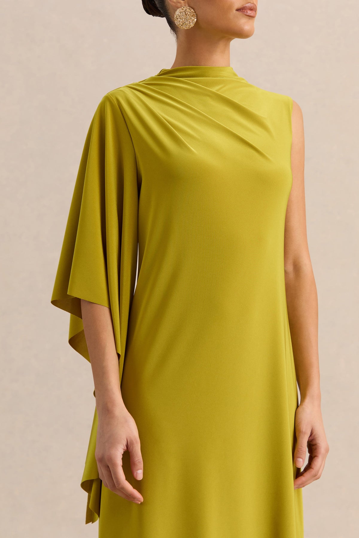 Marosia | Vestido Largo Verde Oliva De Cuello Alto Con Manga Capa