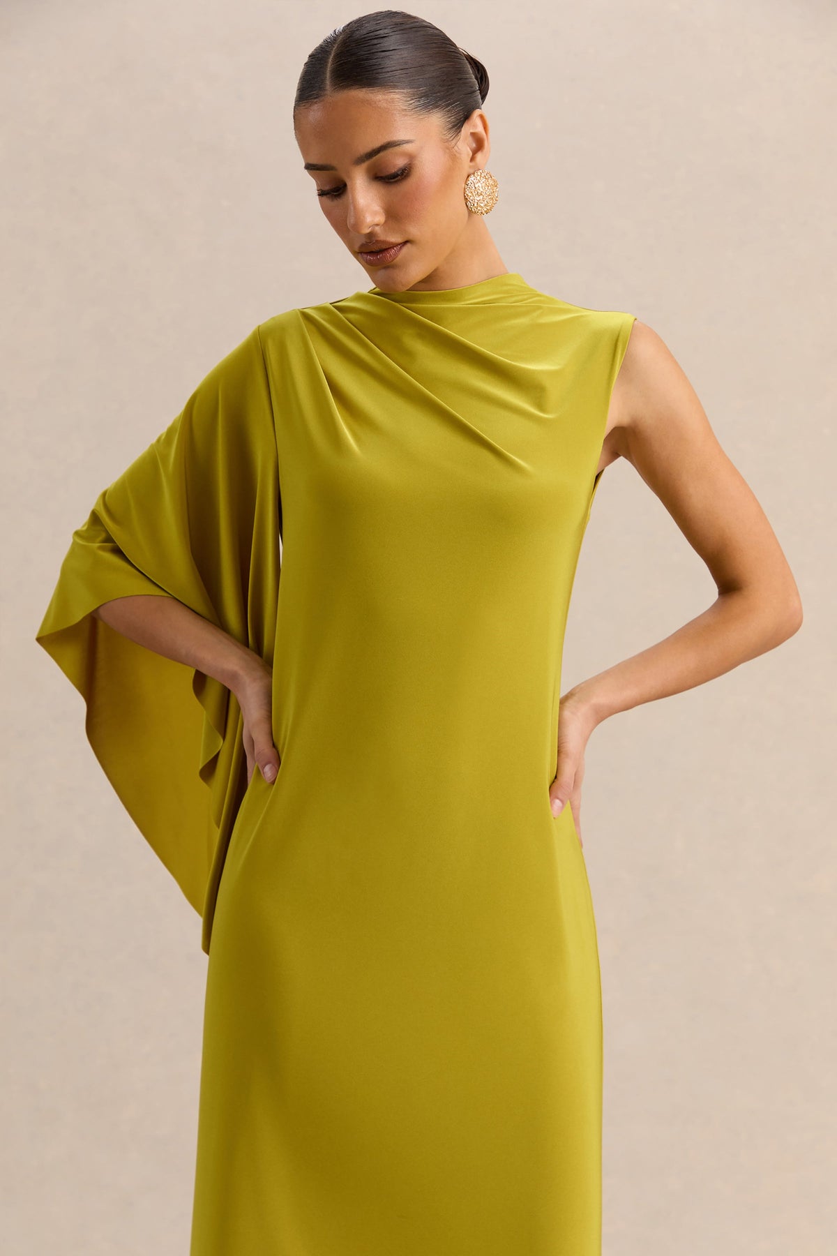 Marosia | Vestido Largo Verde Oliva De Cuello Alto Con Manga Capa