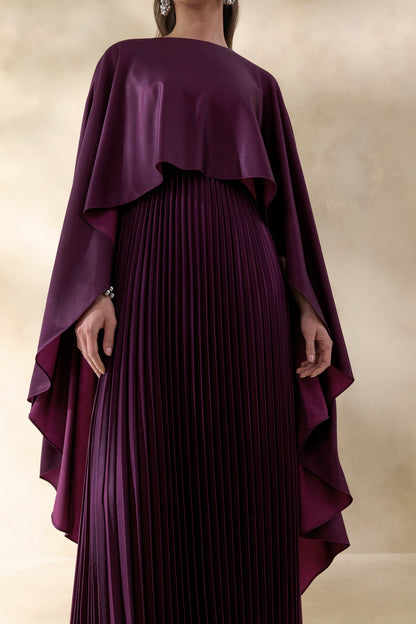 Loradia | Vestido Largo Color Ciruela Oscuro De Satén Con Mangas Capa Y Falda Plisada