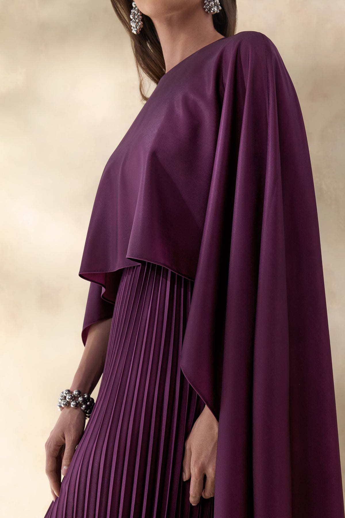 Loradia | Vestido Largo Color Ciruela Oscuro De Satén Con Mangas Capa Y Falda Plisada