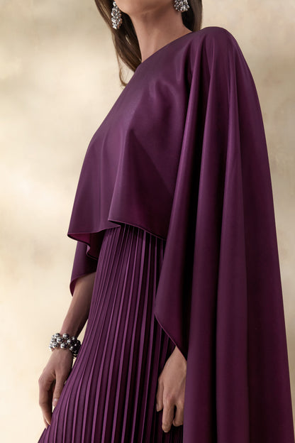 Loradia | Vestido Largo Color Ciruela Oscuro De Satén Con Mangas Capa Y Falda Plisada
