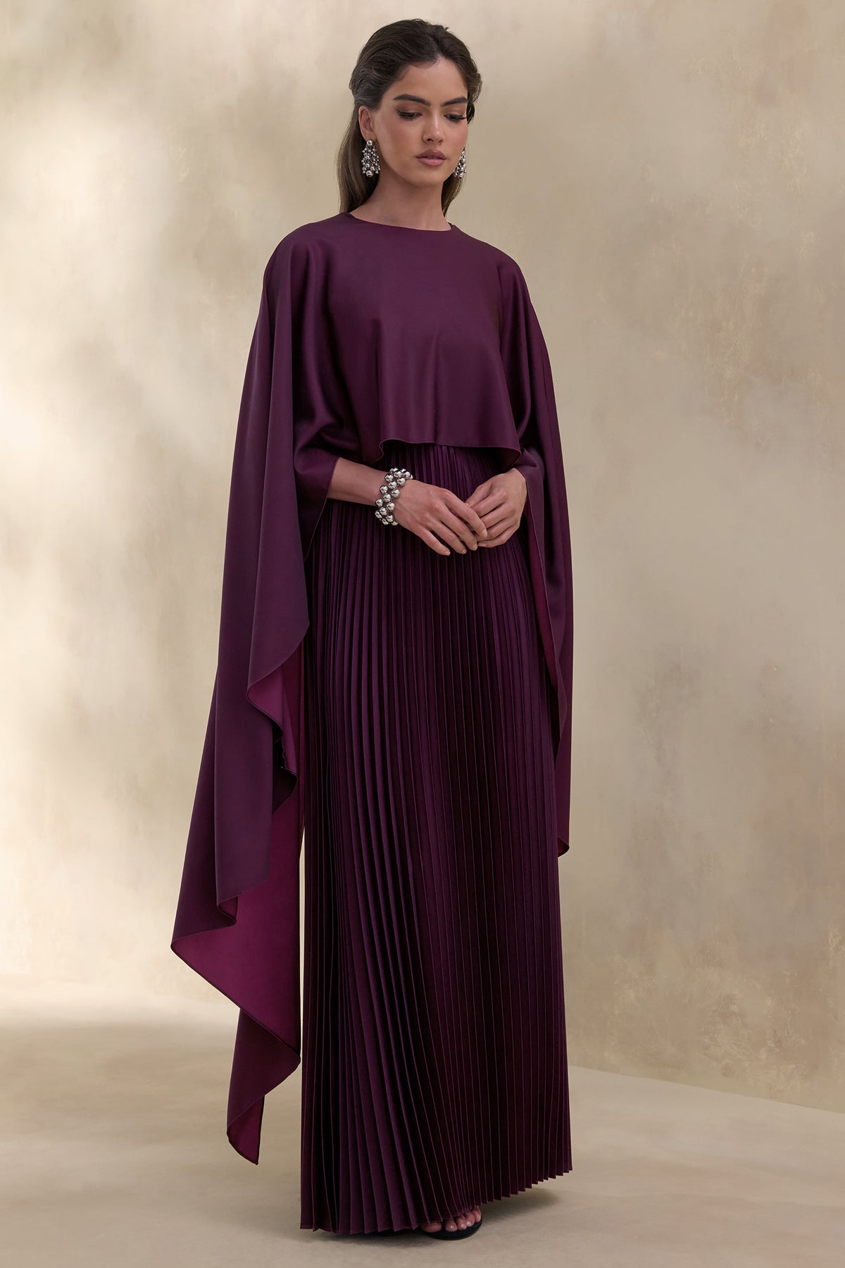 Loradia | Vestido Largo Color Ciruela Oscuro De Satén Con Mangas Capa Y Falda Plisada