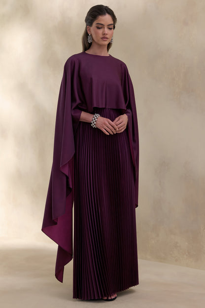Loradia | Vestido Largo Color Ciruela Oscuro De Satén Con Mangas Capa Y Falda Plisada