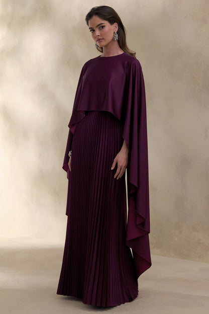 Loradia | Vestido Largo Color Ciruela Oscuro De Satén Con Mangas Capa Y Falda Plisada