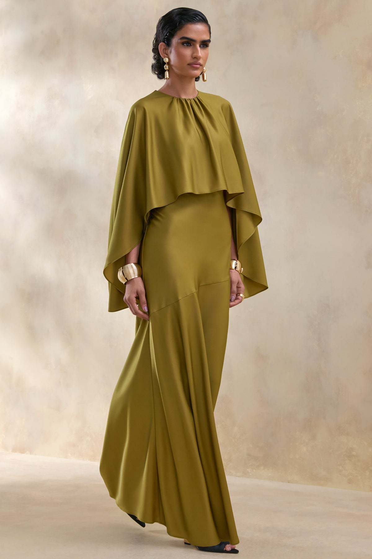 Vanthea | Vestido Largo Oliva Con Escote Redondo Y Mangas Capa