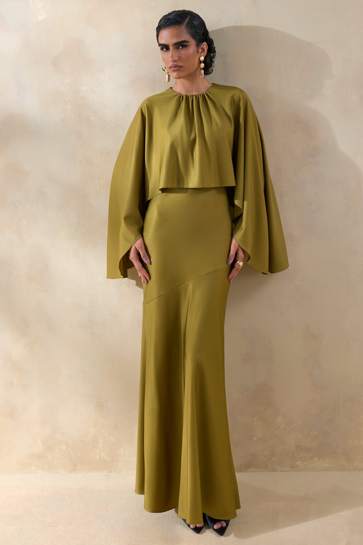 Vanthea | Vestido Largo Oliva Con Escote Redondo Y Mangas Capa