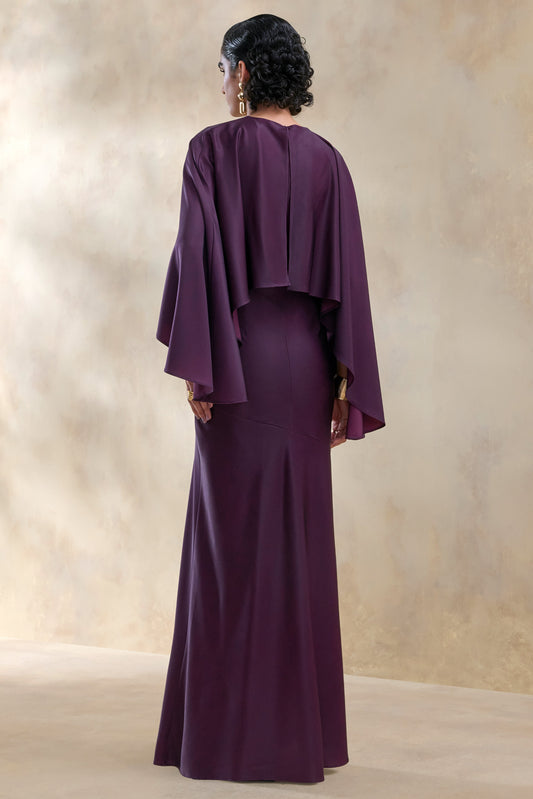 Vanthea | Vestido Largo Ciruela Oscuro De Satén Con Mangas Capa