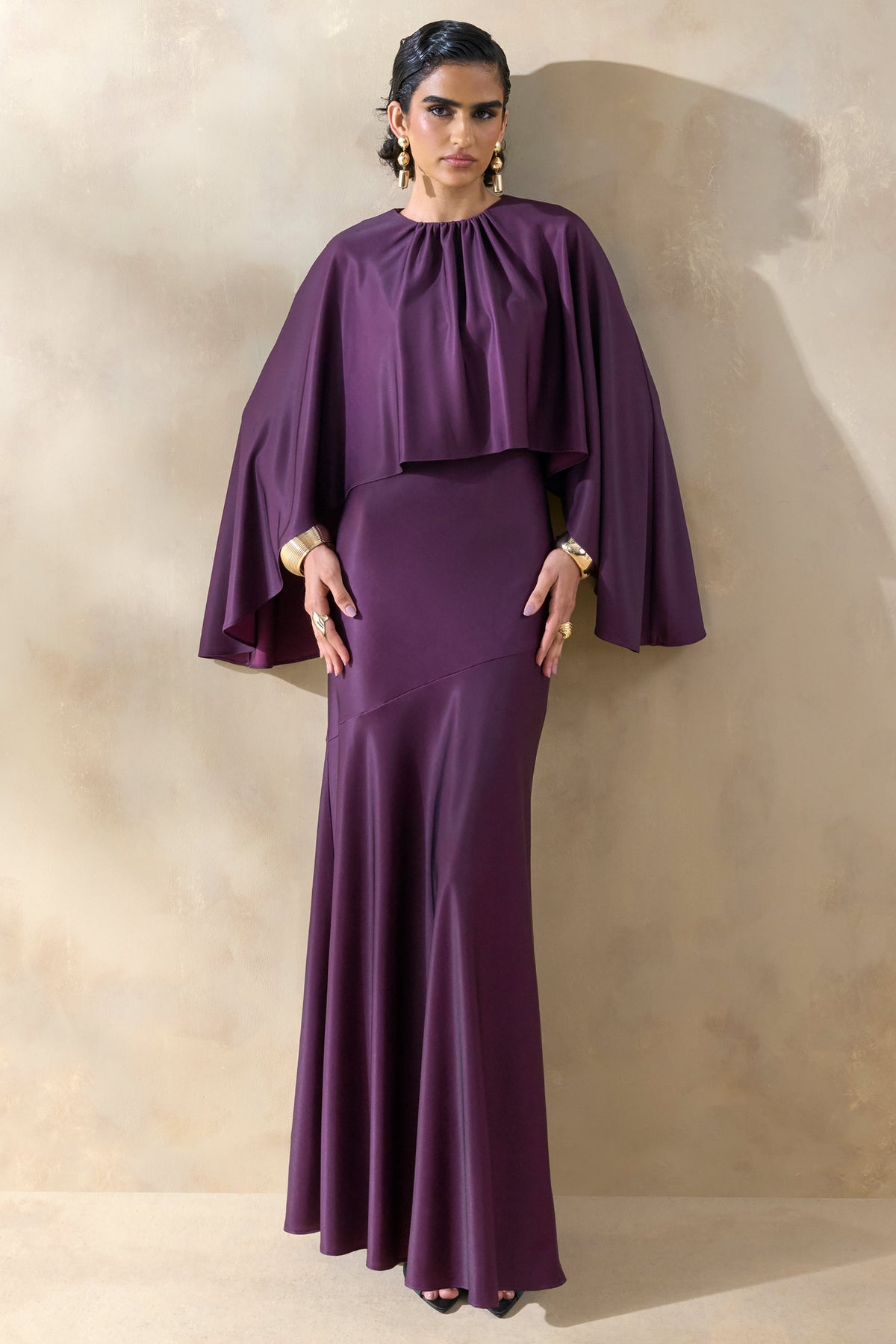 Vanthea | Vestido Largo Ciruela Oscuro De Satén Con Mangas Capa
