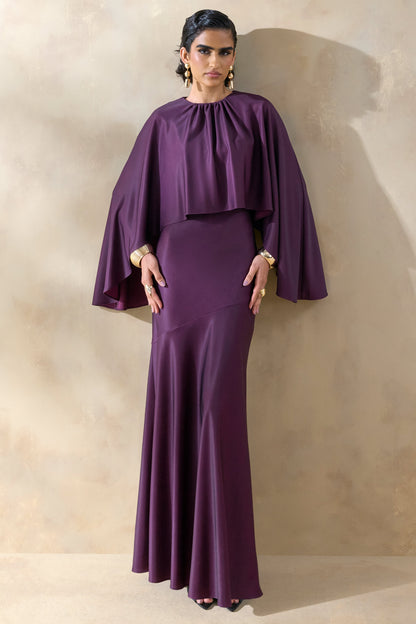 Vanthea | Vestido Largo Ciruela Oscuro De Satén Con Mangas Capa