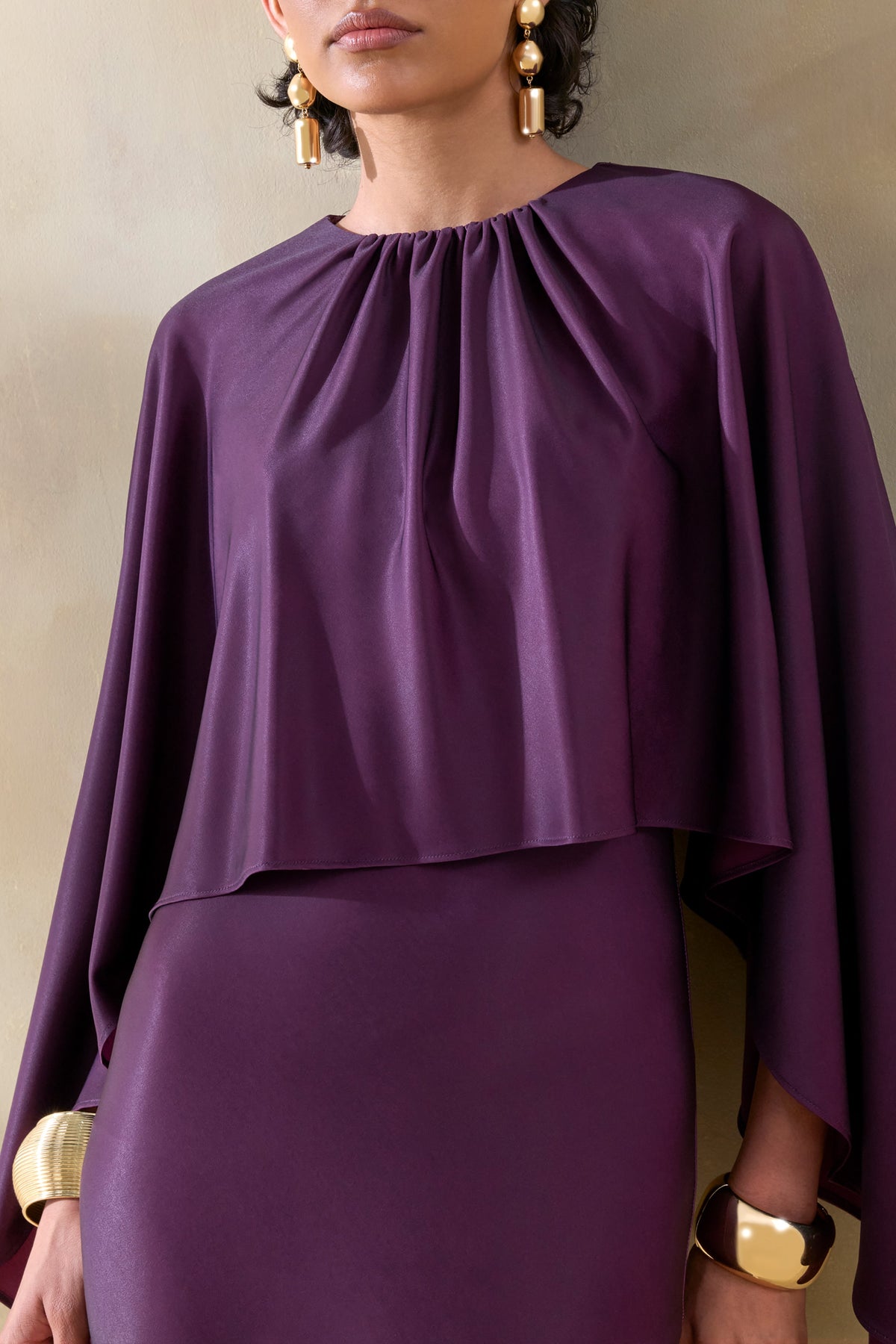 Vanthea | Vestido Largo Ciruela Oscuro De Satén Con Mangas Capa