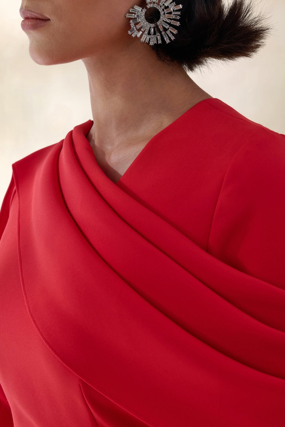 Heliora | Vestido Largo Rojo Con Escote En V, Banda Y Detalles Drapeados