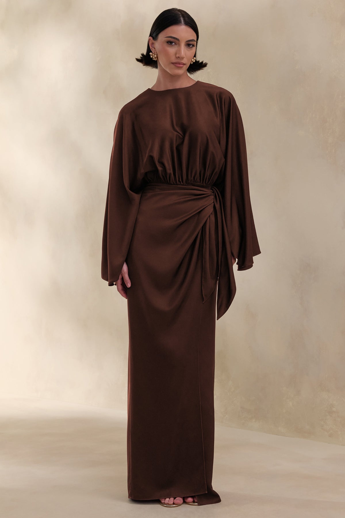 Delphina | Vestido Largo Marrón De Satén Con Detalles Fruncidos Y Nudo