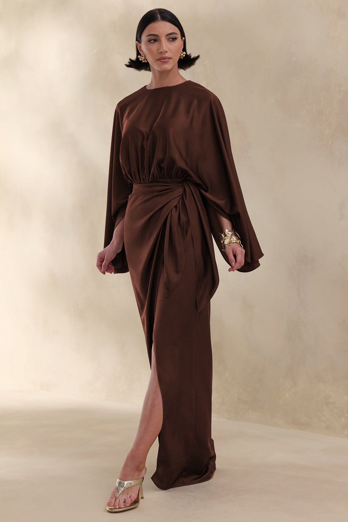 Delphina | Vestido Largo Marrón De Satén Con Detalles Fruncidos Y Nudo