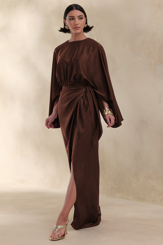 Delphina | Vestido Largo Marrón De Satén Con Detalles Fruncidos Y Nudo