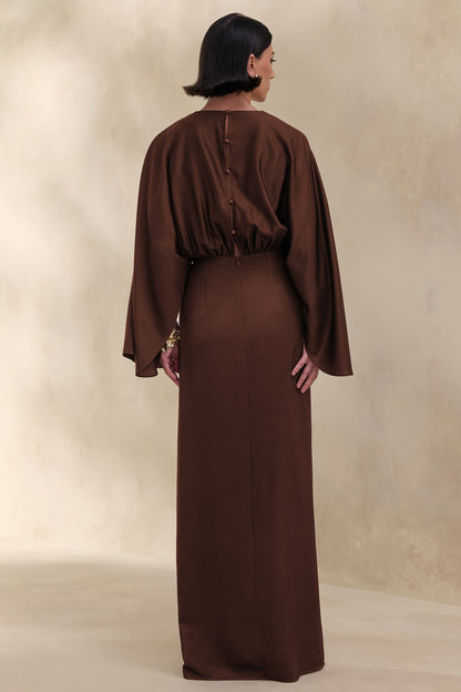 Delphina | Vestido Largo Marrón De Satén Con Detalles Fruncidos Y Nudo