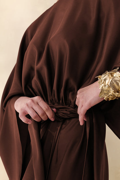 Delphina | Vestido Largo Marrón De Satén Con Detalles Fruncidos Y Nudo