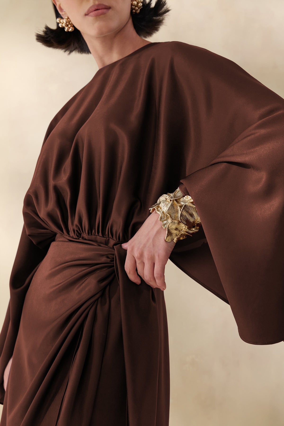 Delphina | Vestido Largo Marrón De Satén Con Detalles Fruncidos Y Nudo