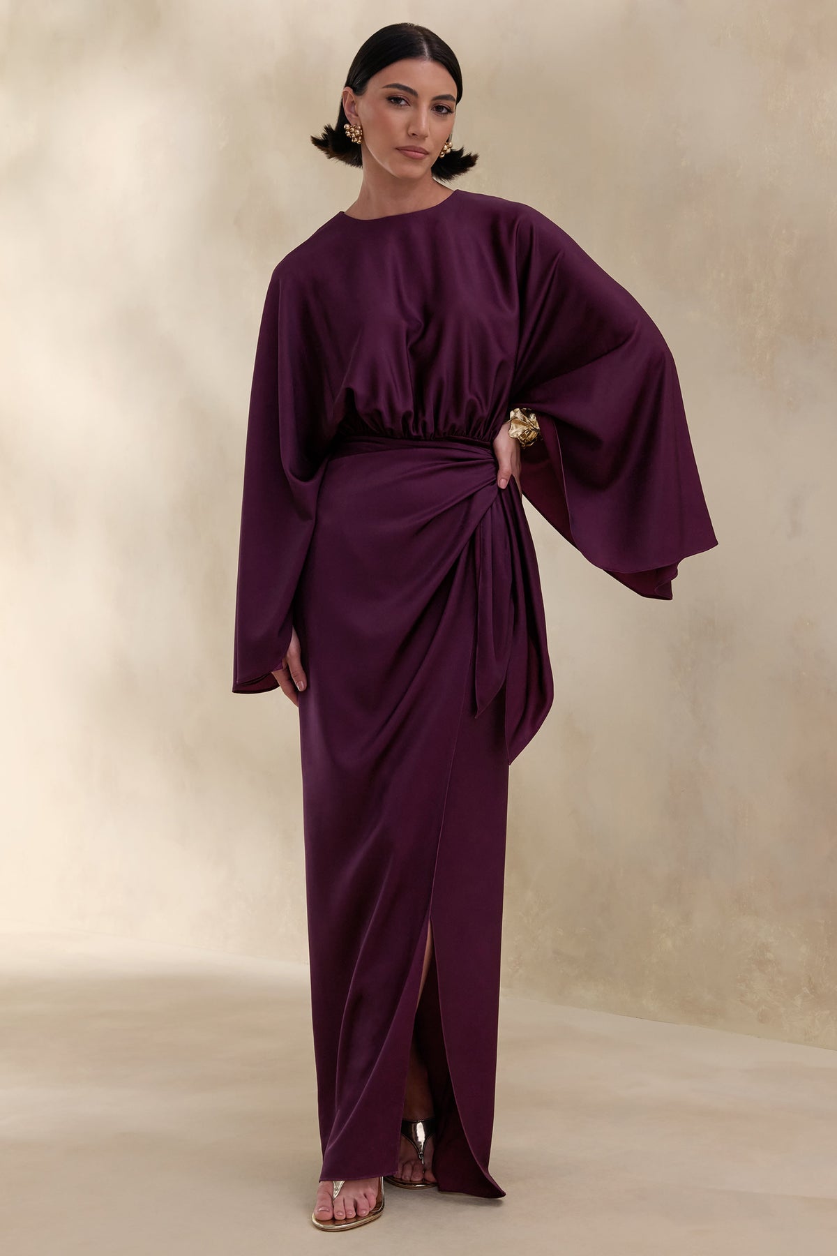 Delphina | Vestido Largo De Satén Ciruela Con Detalles Fruncidos Y Nudo