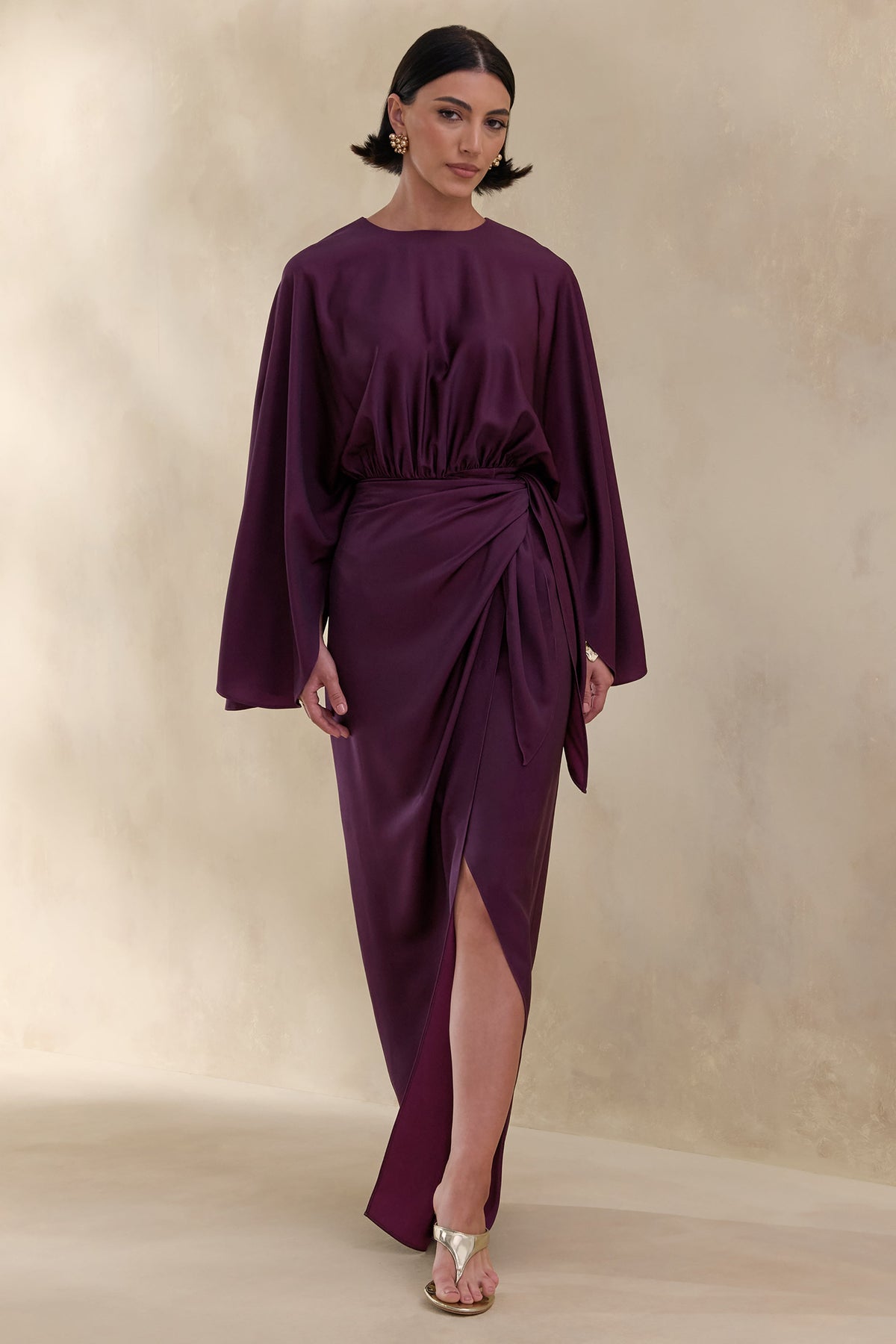 Delphina | Vestido Largo De Satén Ciruela Con Detalles Fruncidos Y Nudo