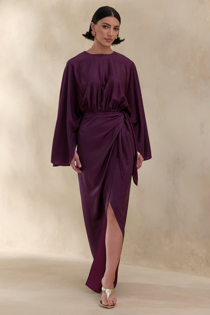 Delphina | Vestido Largo De Satén Ciruela Con Detalles Fruncidos Y Nudo