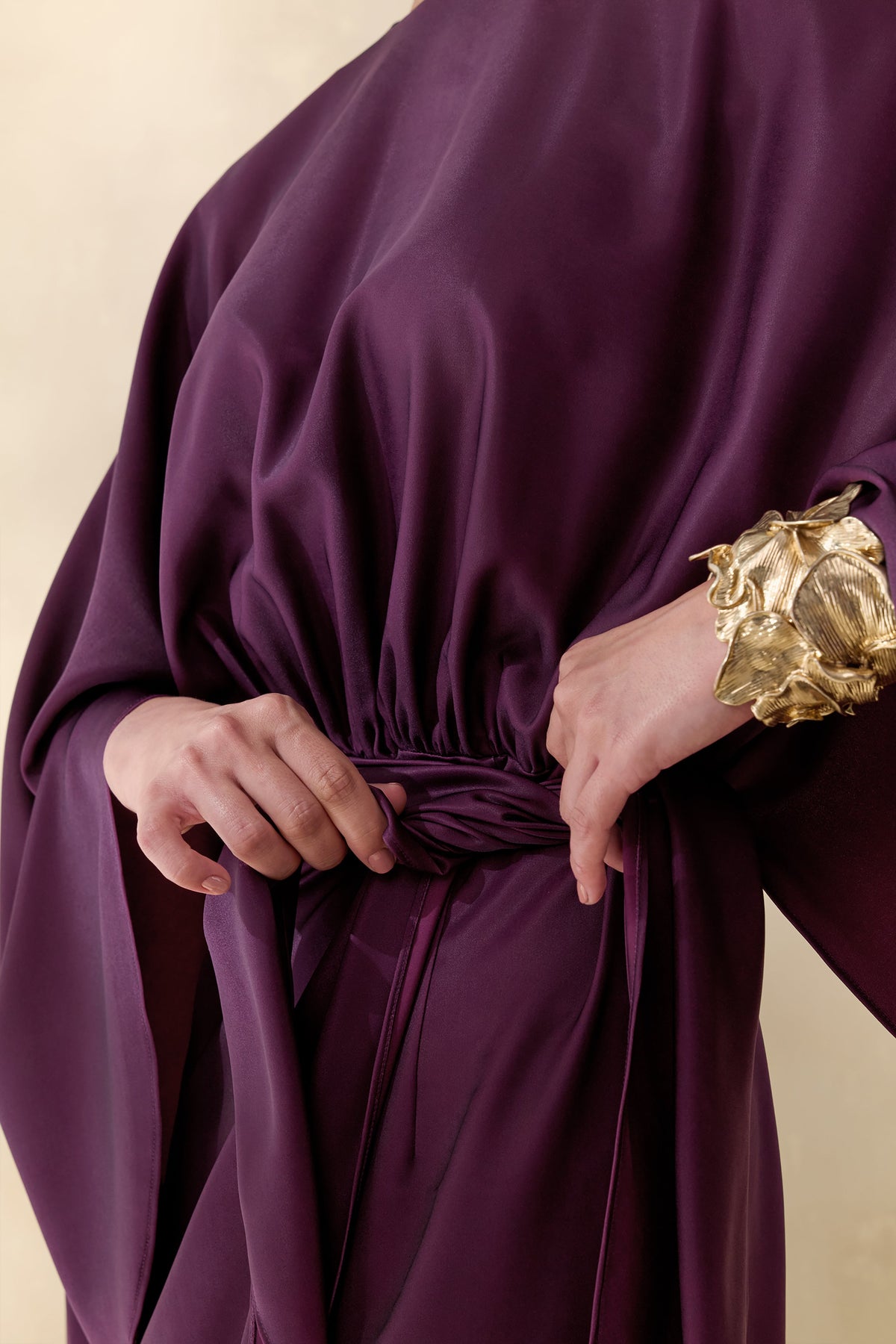 Delphina | Vestido Largo De Satén Ciruela Con Detalles Fruncidos Y Nudo