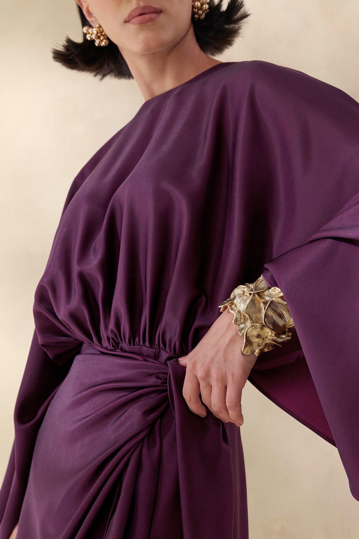 Delphina | Vestido Largo De Satén Ciruela Con Detalles Fruncidos Y Nudo
