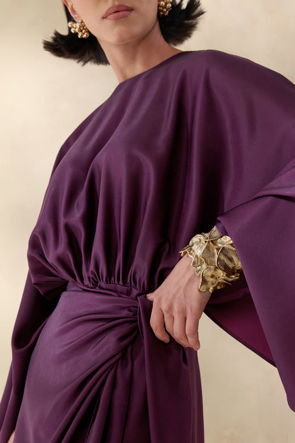 Delphina | Vestido Largo De Satén Ciruela Con Detalles Fruncidos Y Nudo