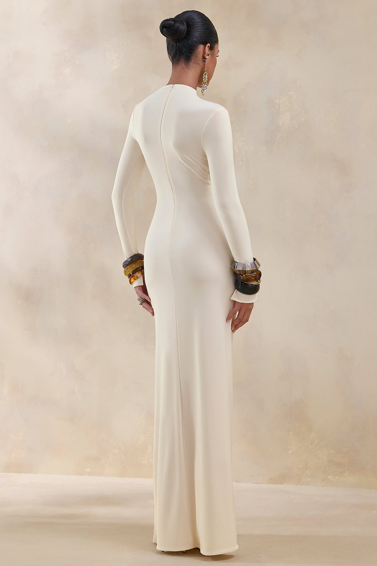 Karessa | Vestido Largo color crema de cuello alto con detalle fruncido y abertura frontal alta