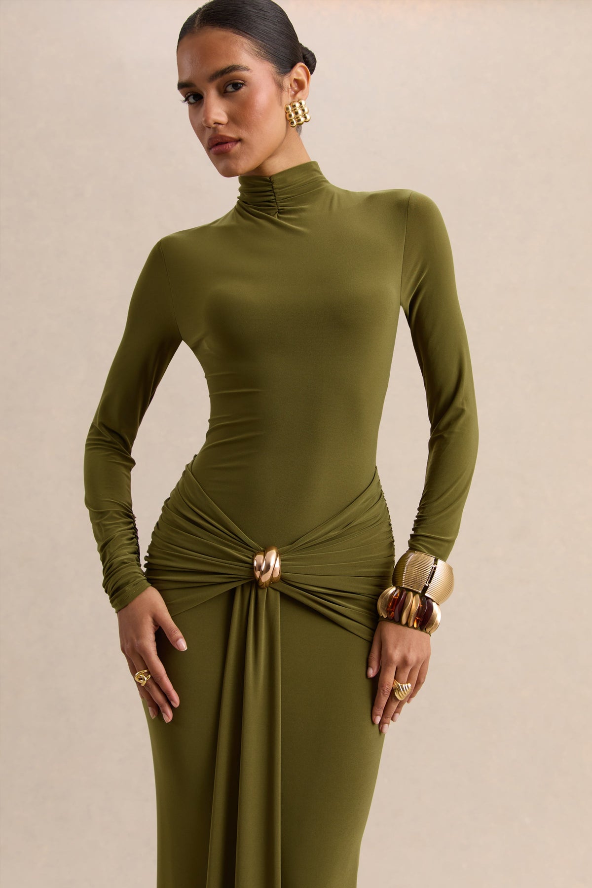 Ambrette | Vestido largo de cuello alto en color verde oliva con detalles fruncidos