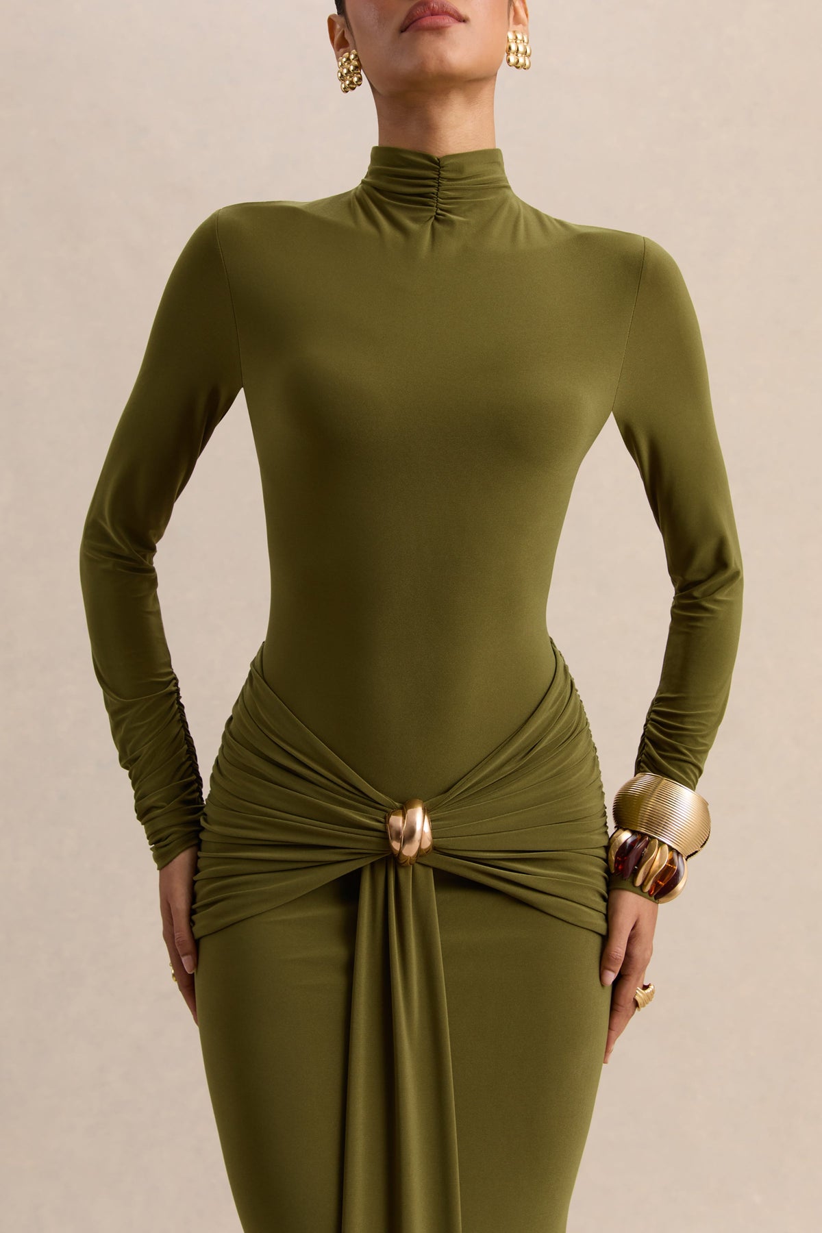 Ambrette | Vestido largo de cuello alto en color verde oliva con detalles fruncidos