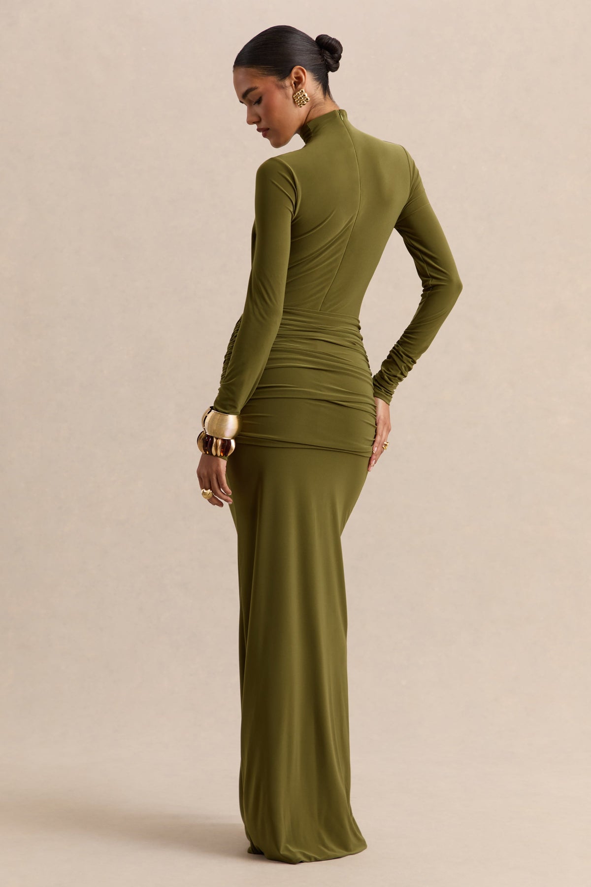 Ambrette | Vestido largo de cuello alto en color verde oliva con detalles fruncidos