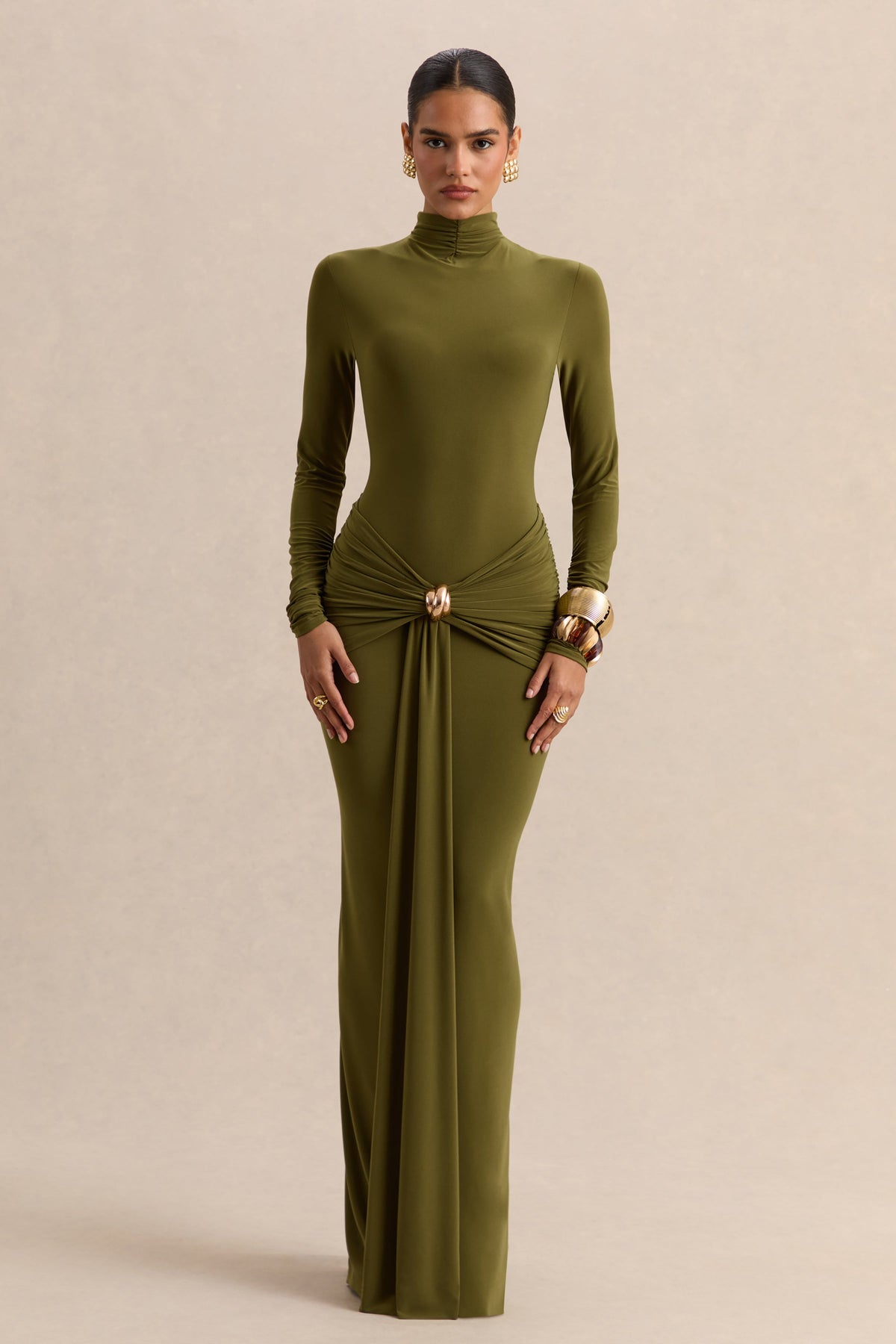 Ambrette | Vestido largo de cuello alto en color verde oliva con detalles fruncidos