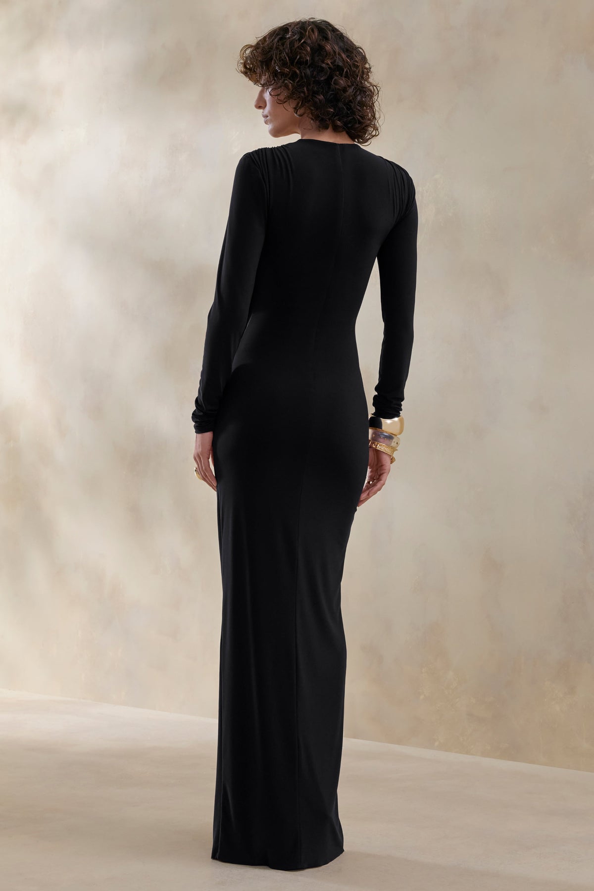Desirelle | Vestido Largo negro de cuello redondo con detalle fruncido