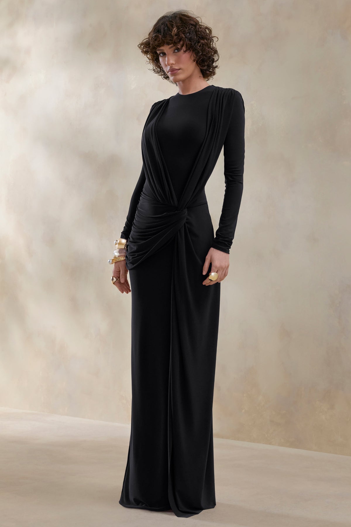 Desirelle | Vestido Largo negro de cuello redondo con detalle fruncido