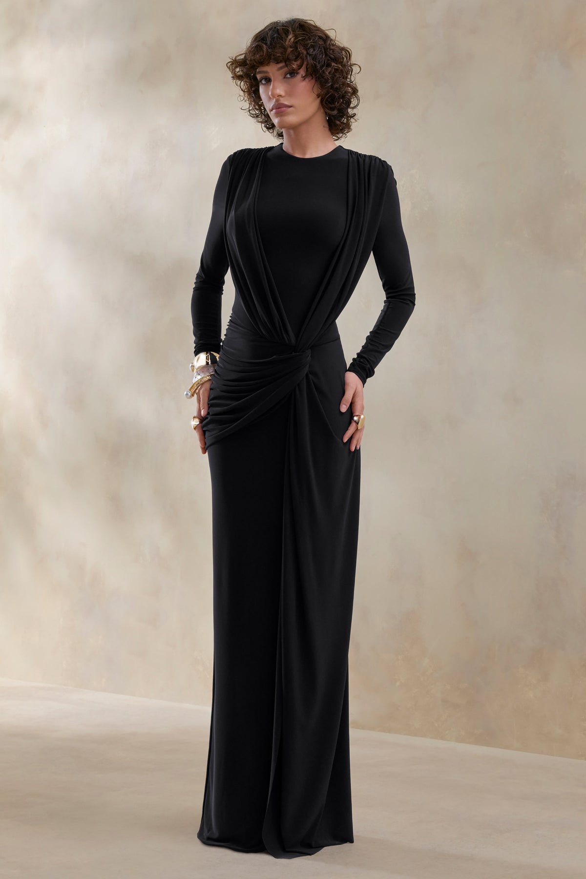 Desirelle | Vestido Largo negro de cuello redondo con detalle fruncido