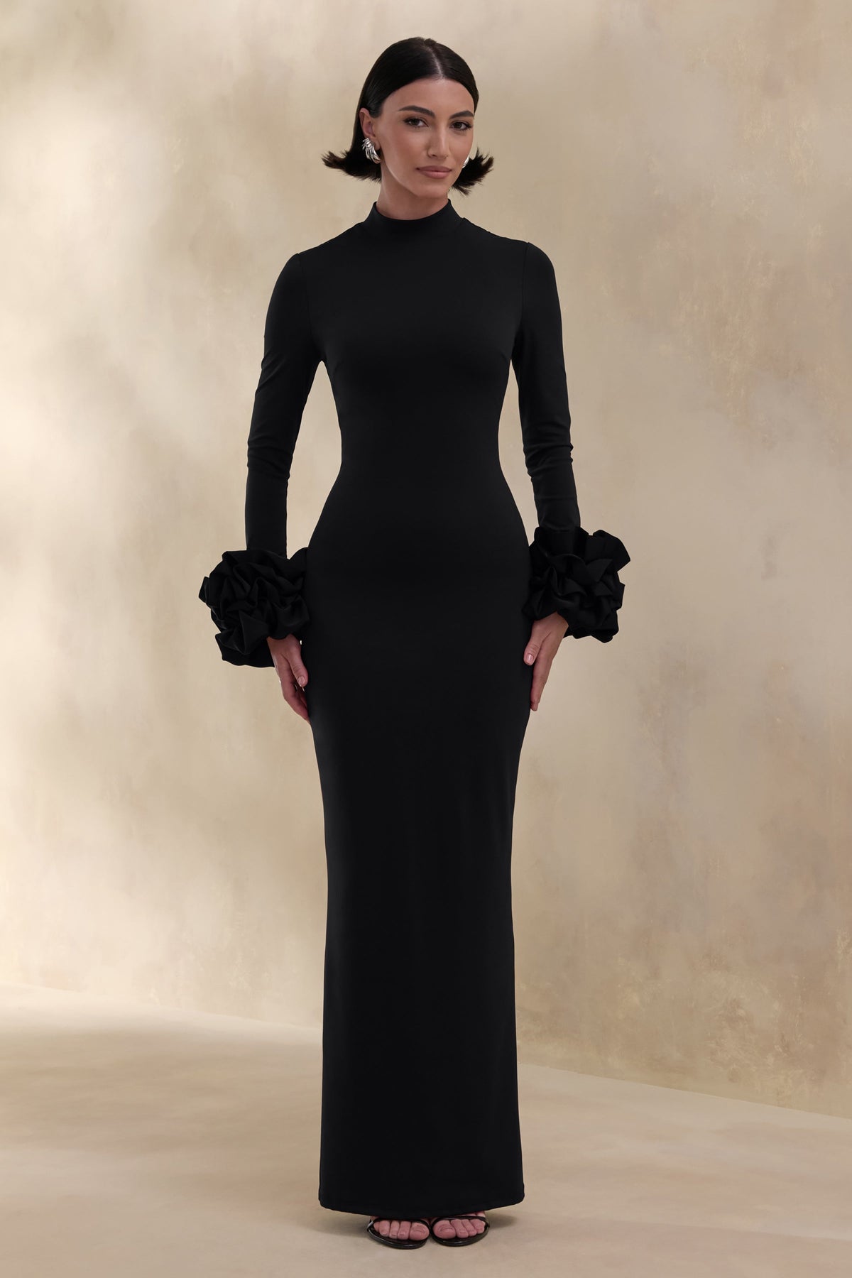 Jaselle | Vestido Largo Negro Con Escote Alto Y Puños De Satén Con Volantes