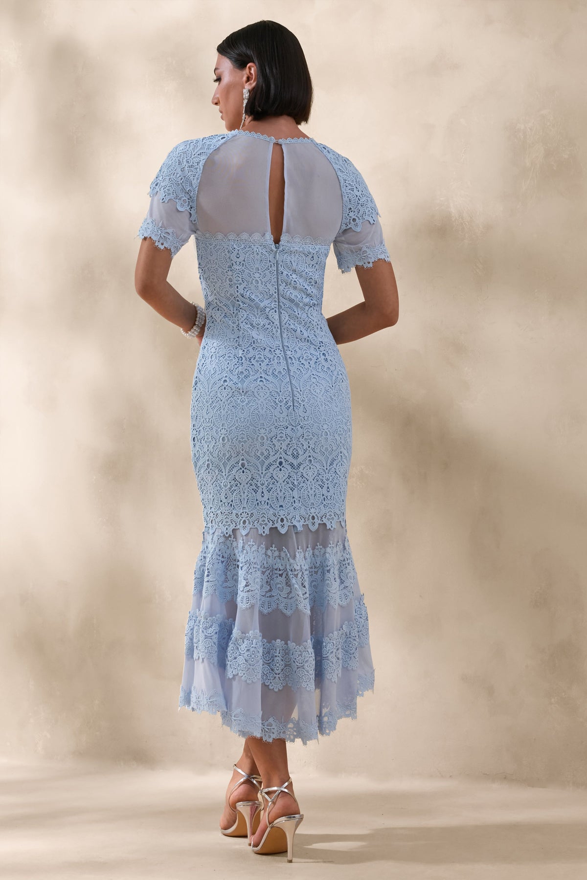 Leanne | Vestido Midi Azul Empolvado Con Detalles De Encaje Y Bajo Sirena