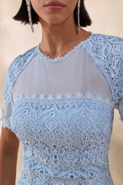 Leanne | Vestido Midi Azul Empolvado Con Detalles De Encaje Y Bajo Sirena