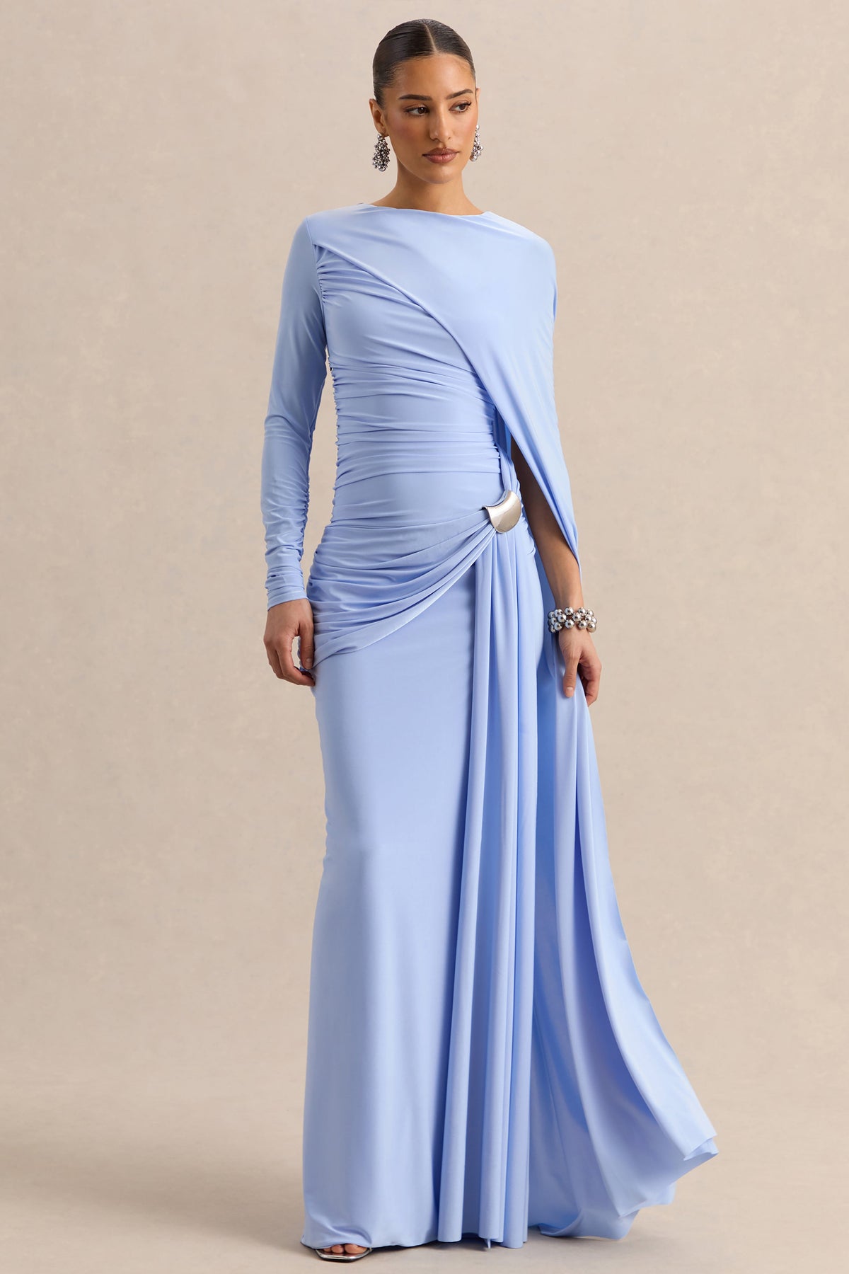 Orintha | Vestido Largo Azul Celeste Cuello Alto con Capa y Detalle Dorado