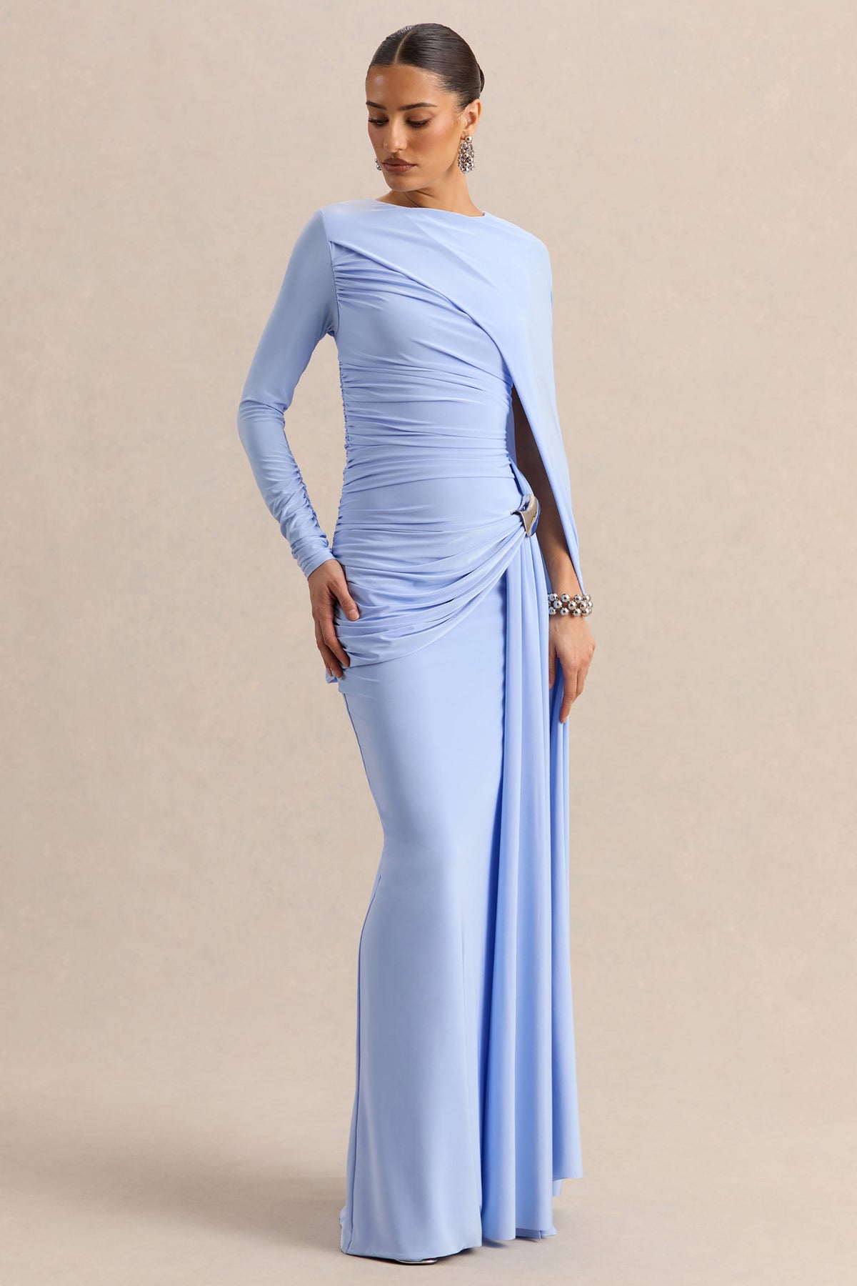 Orintha | Vestido Largo Azul Celeste Cuello Alto con Capa y Detalle Dorado