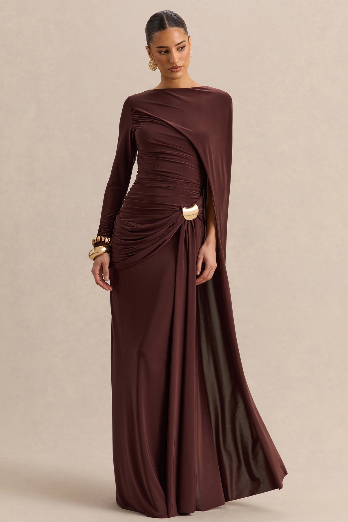 Orintha | Vestido Largo Marrón Cuello Alto con Capa y Detalle Dorado