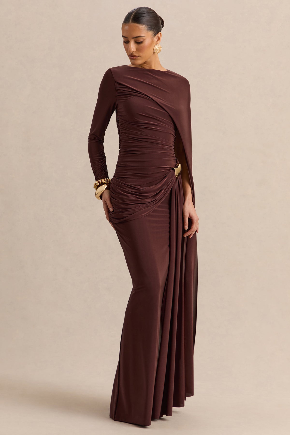 Orintha | Vestido Largo Marrón Cuello Alto con Capa y Detalle Dorado