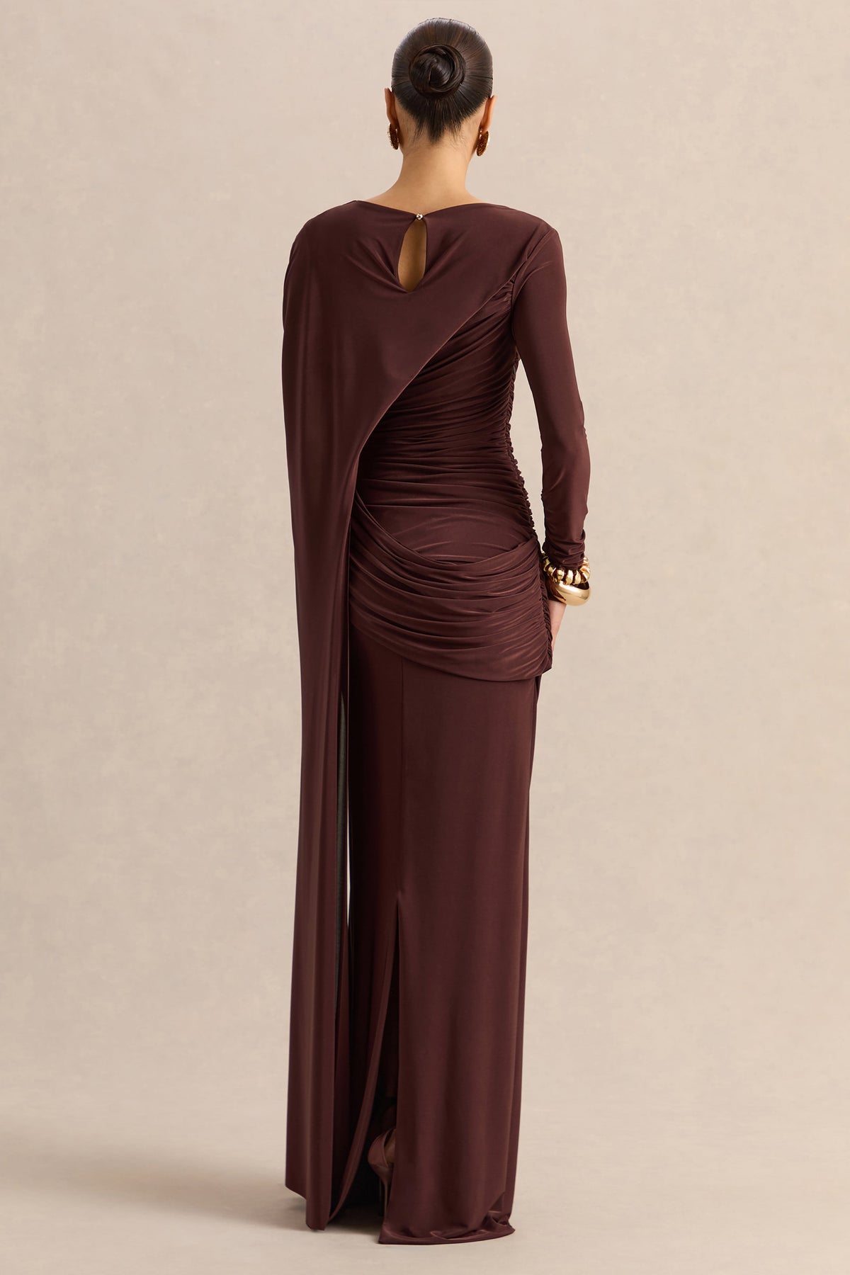 Orintha | Vestido Largo Marrón Cuello Alto con Capa y Detalle Dorado