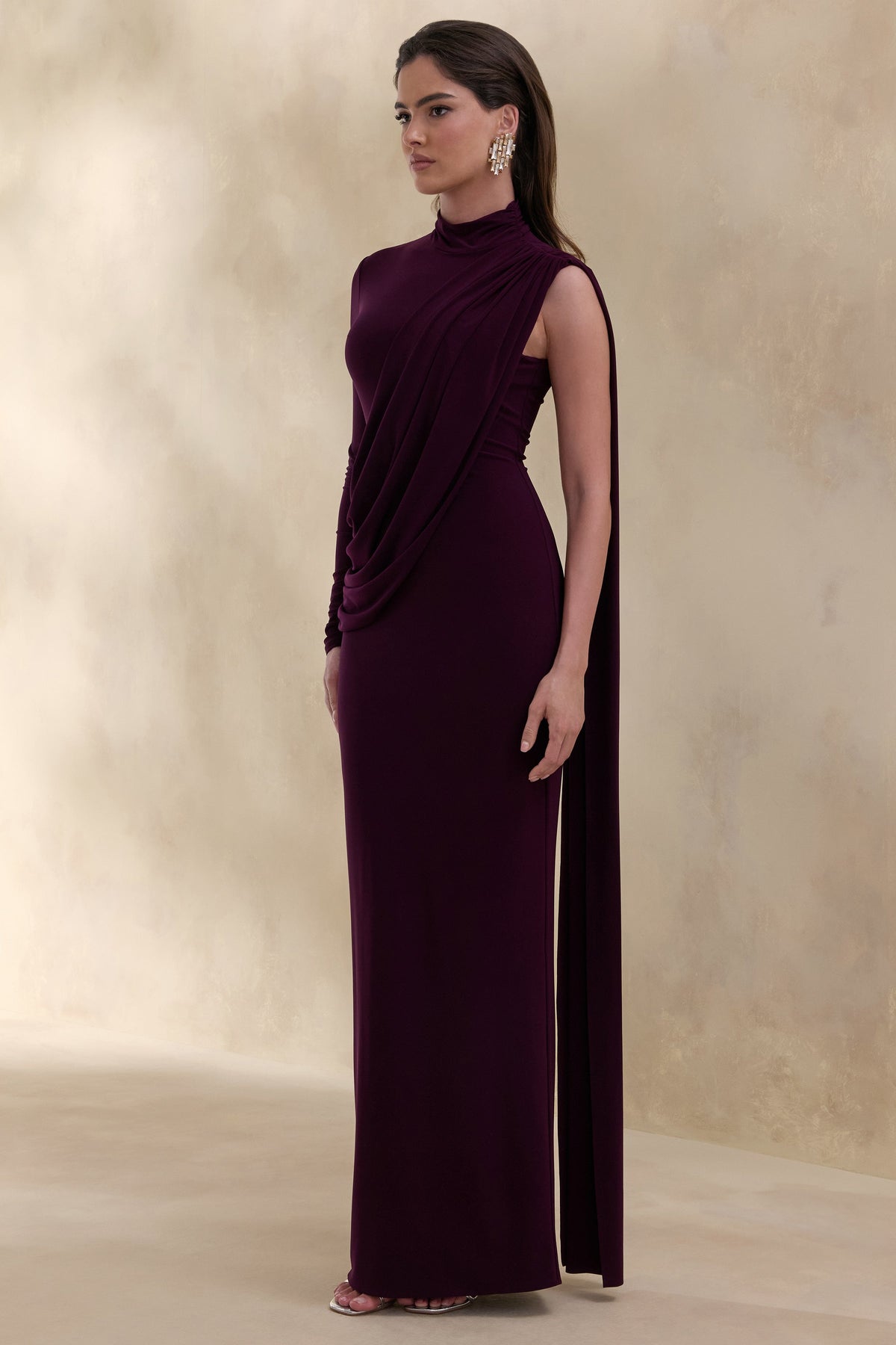Oliria | Ciruela Oscuro Cuello Alto Vestido Largo con Una Manga Larga y Detalle de Fajín